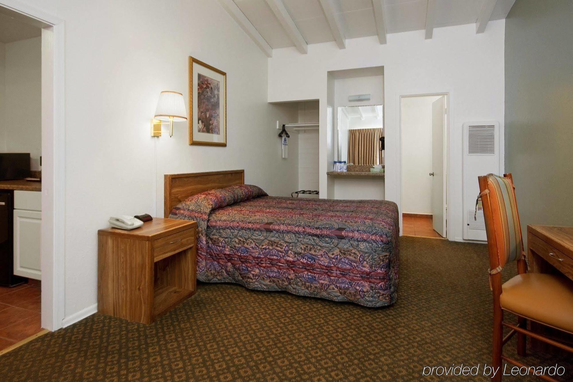 Americas Best Value Inn & Suites Бисби Стая снимка